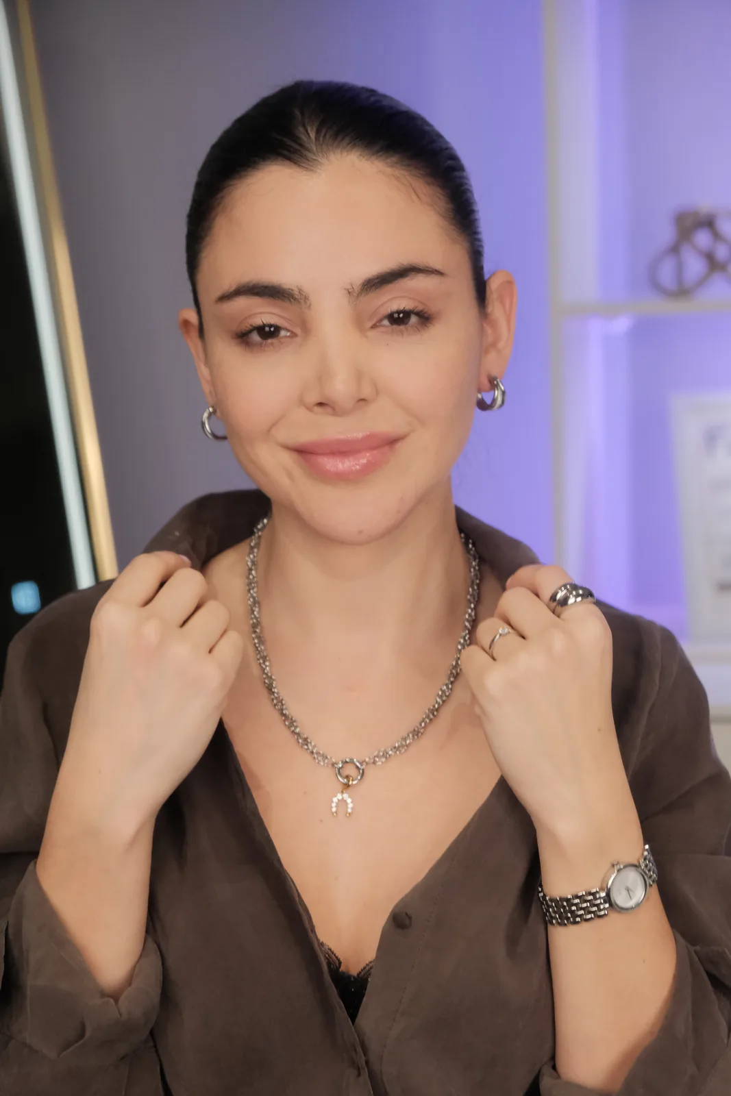 Retrato de Daniela Mateluna con collar y aros plateados