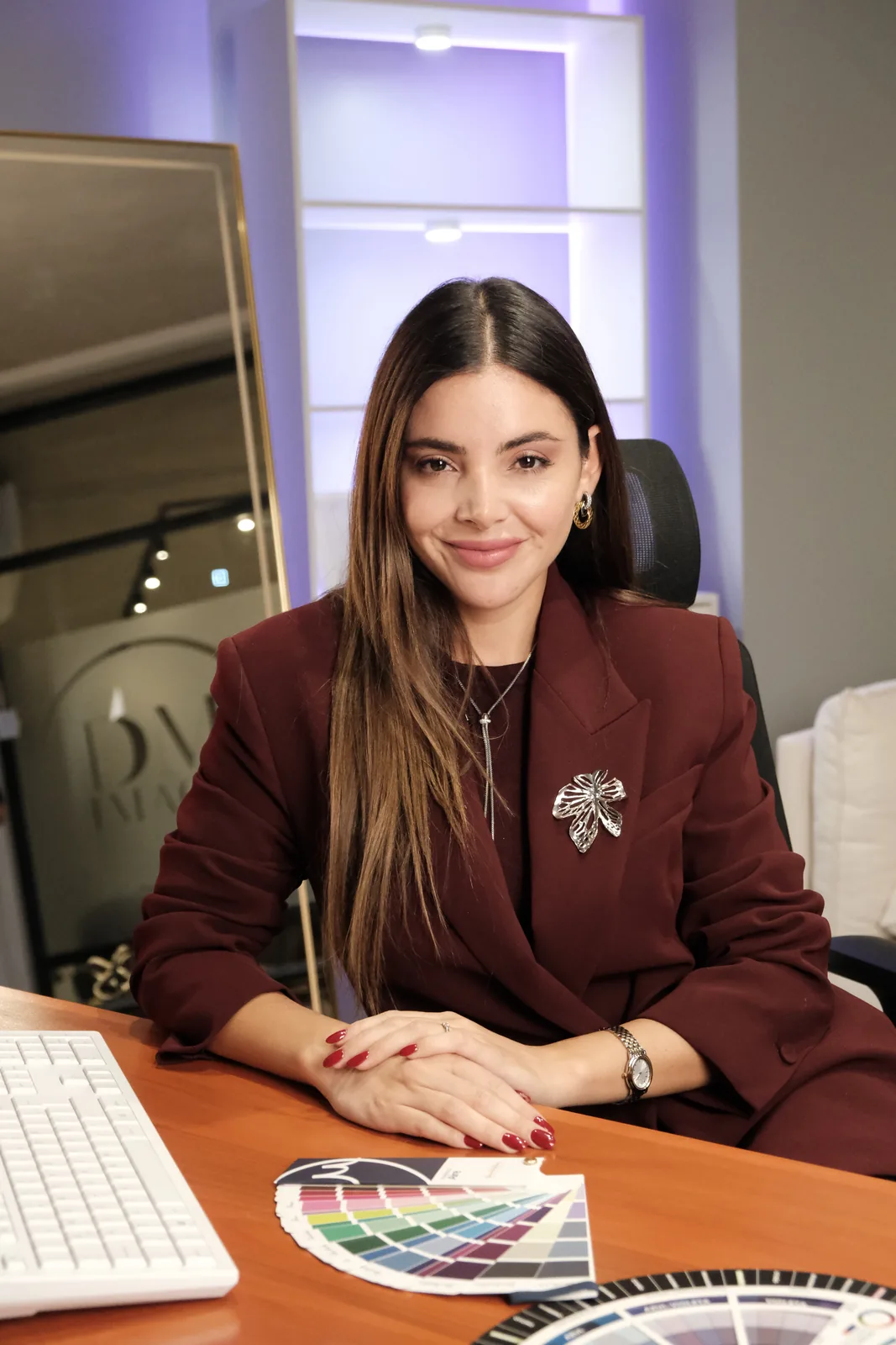 Daniela Mateluna en su escritorio, con una pantonera abierta