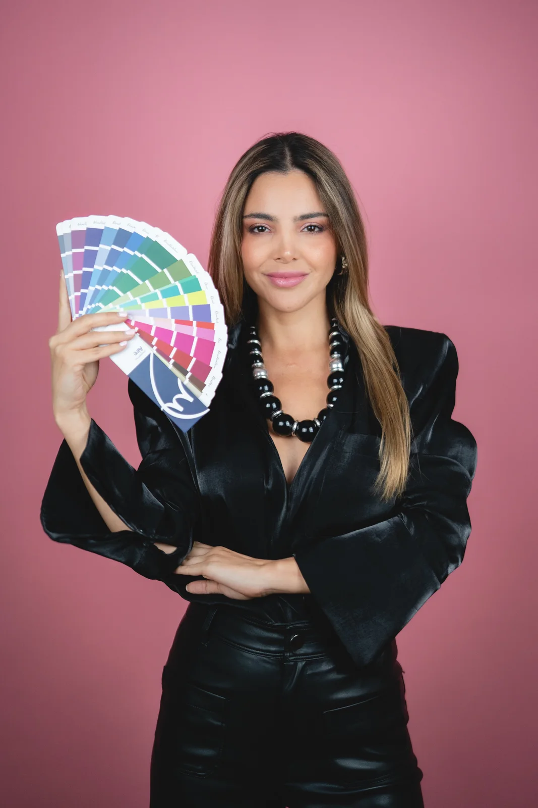 Daniela Mateluna de pie en un estudio con un abanico de colorimetría