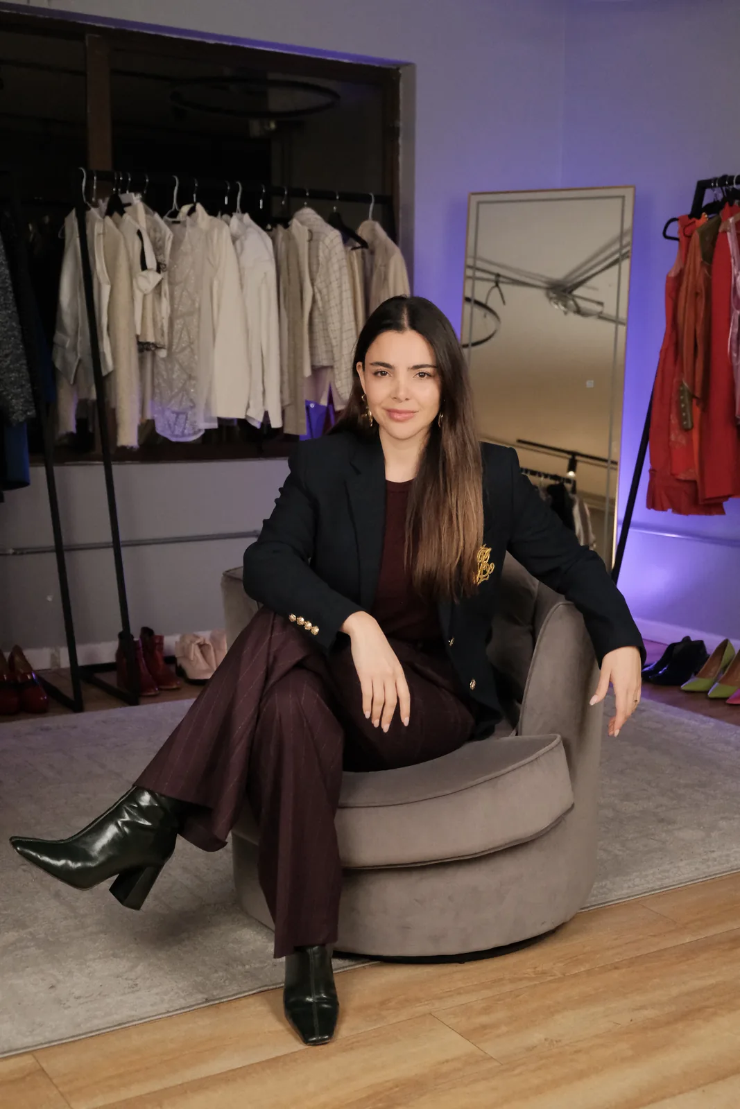 Daniela Mateluna sentada frente al clóset del showroom de DM IMAGE