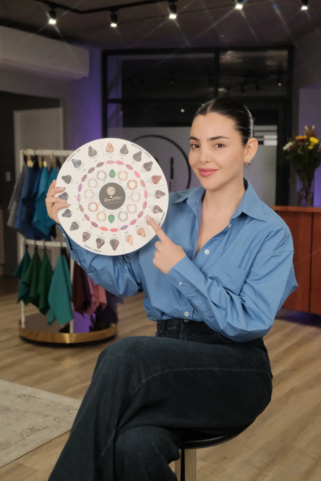 Daniela Mateluna señalando un círculo cromático