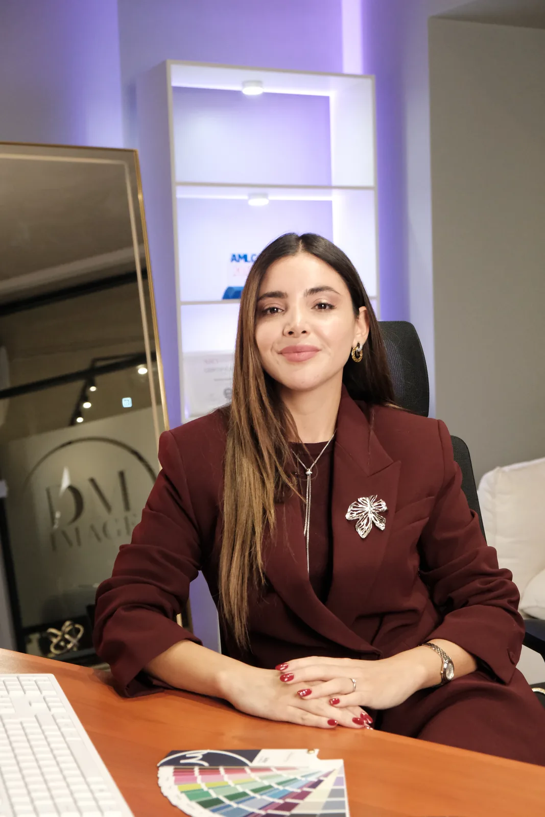 Daniela Mateluna sentada en su escritorio del estudio