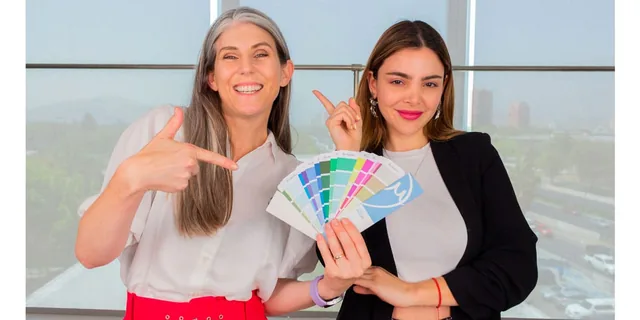 Asesoría de colorimetría con pantoneras, frente a una clienta