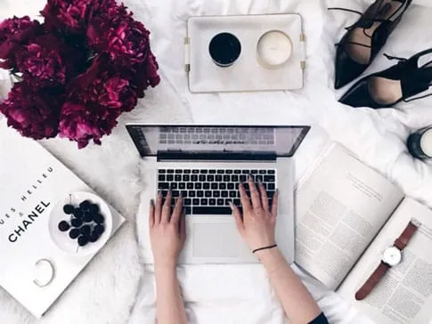 Notebook y accesorios para una asesoría online