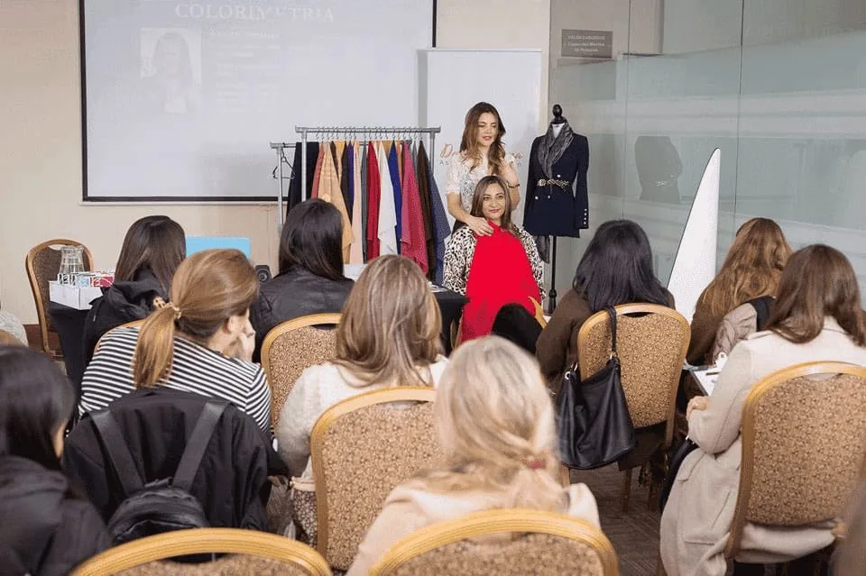 Clase de asesoría de imagen con un grupo de alumnas