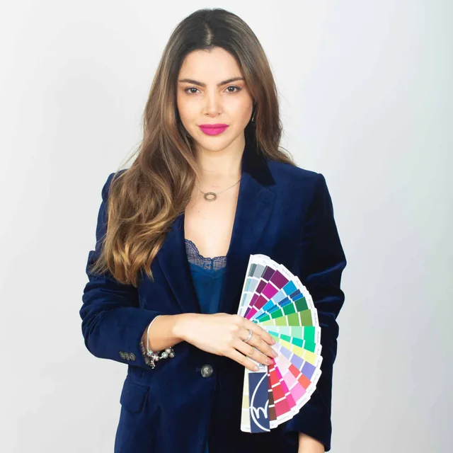 Dani Mateluna con una pantonera de colorimetría en la mano