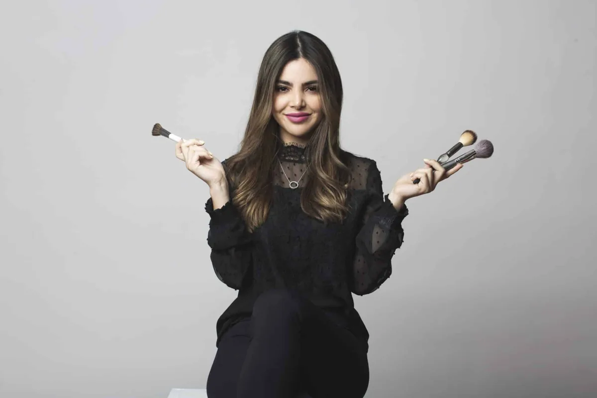 Dani Mateluna con brochas de maquillaje